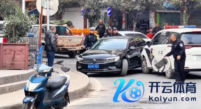 网上逃犯驾车冲撞警方后逃遁